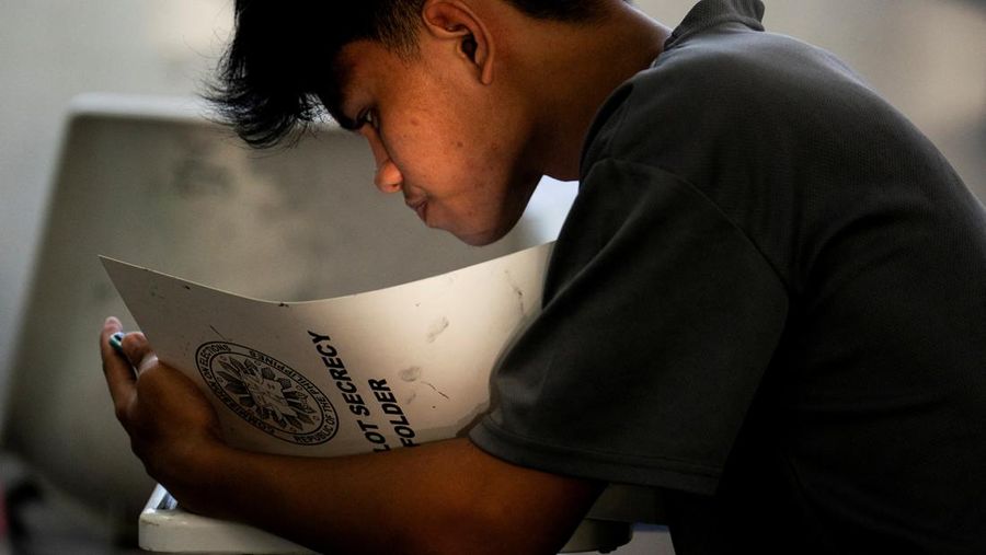 Warga Filipina memberikan suara dalam pemilihan paruh waktu di Taguig City, Metro Manila, Filipina, Senin (12/5/2025). (REUTERS/Lisa Marie David)
