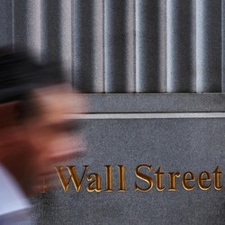 Badai Belum Usai, Wall Street Diperkirakan Masih Gonjang-ganjing