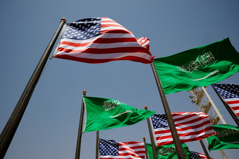 USA-TRUMP/GULF-SAUDI Jet tempur Saudi mengawal Air Force One yang membawa Presiden AS Donald Trump saat mendekati Bandara Internasional Raja Khalid di Riyadh, Arab Saudi, 13 Mei 2025. REUTERS/Brian Snyder