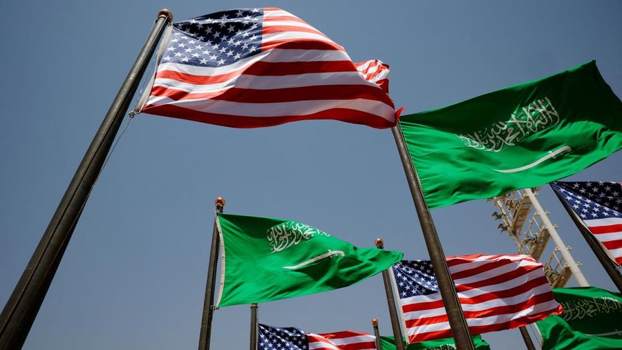 Jet tempur Saudi mengawal Air Force One yang membawa Presiden AS Donald Trump saat mendekati Bandara Internasional Raja Khalid di Riyadh, Arab Saudi, 13 Mei 2025. REUTERS/Brian Snyder