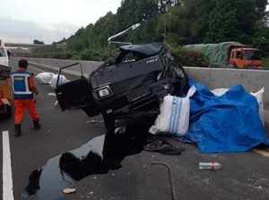 Pikap Kecelakaan hingga Ringsek di Tol Jagorawi, 2 Orang Terluka