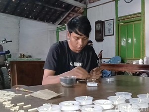 Kreatif! Pemuda Lamongan Sulap Gulma Jadi Gelang Balita Tolak Sawan