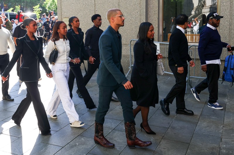 PEOPLE-SEAN COMBS/ Quincy Brown dan anggota keluarga Sean Combs berjalan pada hari pertama persidangan Sean