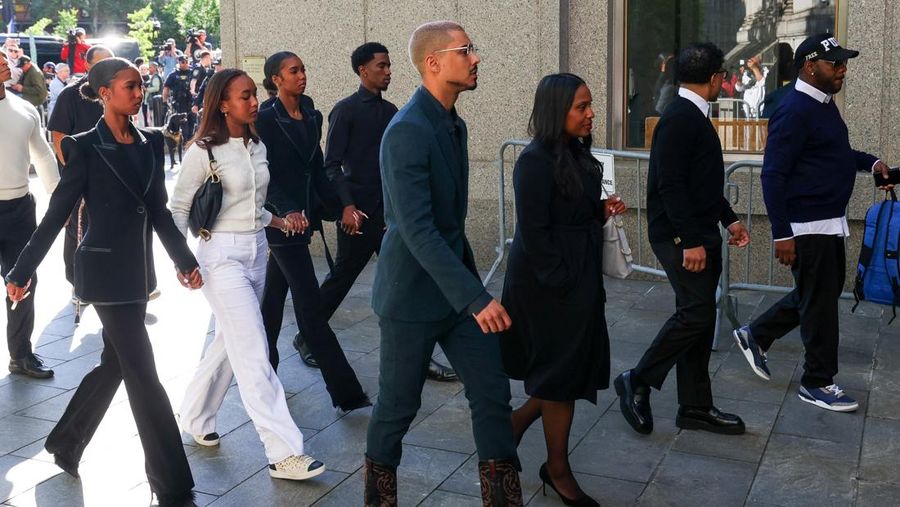 Quincy Brown dan anggota keluarga Sean Combs berjalan pada hari pertama persidangan Sean 