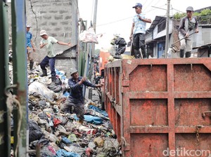 Buang Sampah Sembarangan di Cimahi, 10 Orang Berakhir Disidang Tipiring
