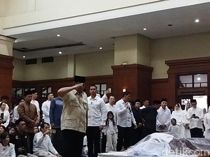 Video: Penghormatan Terakhir Prabowo untuk Eks Wagub DKI Eddie Nalapraya