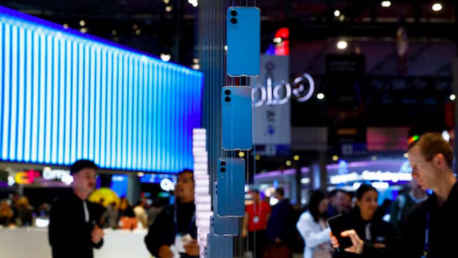 Prototipe Samsung Galaxy S25 Edge dipamerkan di tempat Samsung pada pameran dagang Mobile World Congress di Barcelona, ​​Spanyol, 3 Maret 2025. REUTERS/Bruna Casas/Foto Arsip