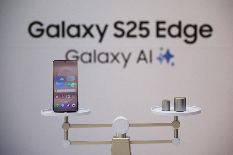 SAMSUNG ELEC-PHONES/ A reporter tries out a Samsung Electronics’ Galaxy S25 Edge during an event at its store in Seoul, South Korea, May 13, 2025. REUTERS/Kim Hong-Ji