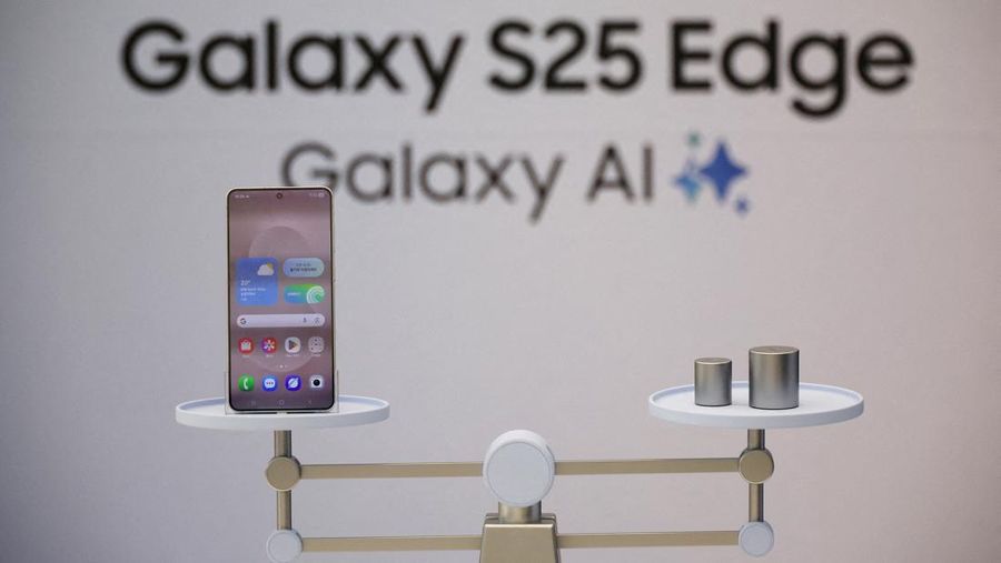 A reporter tries out a Samsung Electronics’ Galaxy S25 Edge during an event at its store in Seoul, South Korea, May 13, 2025.    REUTERS/Kim Hong-Ji