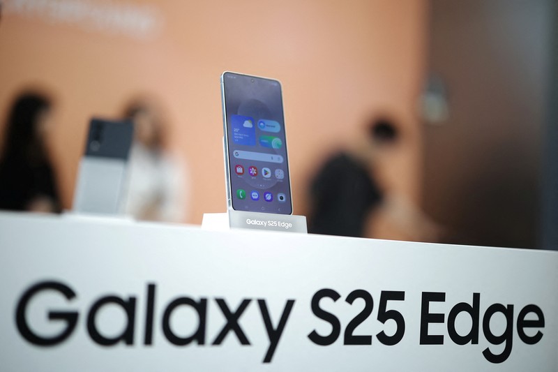 SAMSUNG ELEC-PHONES/ A reporter tries out a Samsung Electronics’ Galaxy S25 Edge during an event at its store in Seoul, South Korea, May 13, 2025. REUTERS/Kim Hong-Ji