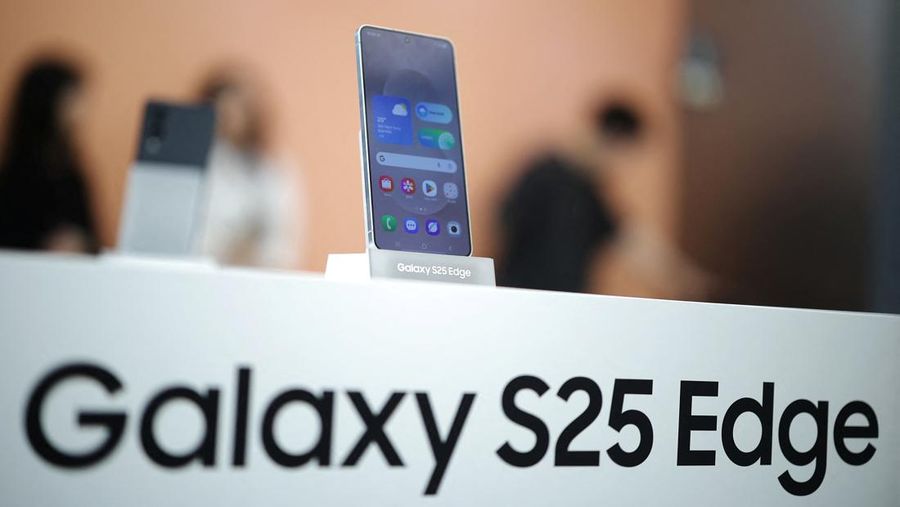 SAMSUNG ELEC-PHONES/ A reporter tries out a Samsung Electronics’ Galaxy S25 Edge during an event at its store in Seoul, South Korea, May 13, 2025. REUTERS/Kim Hong-Ji