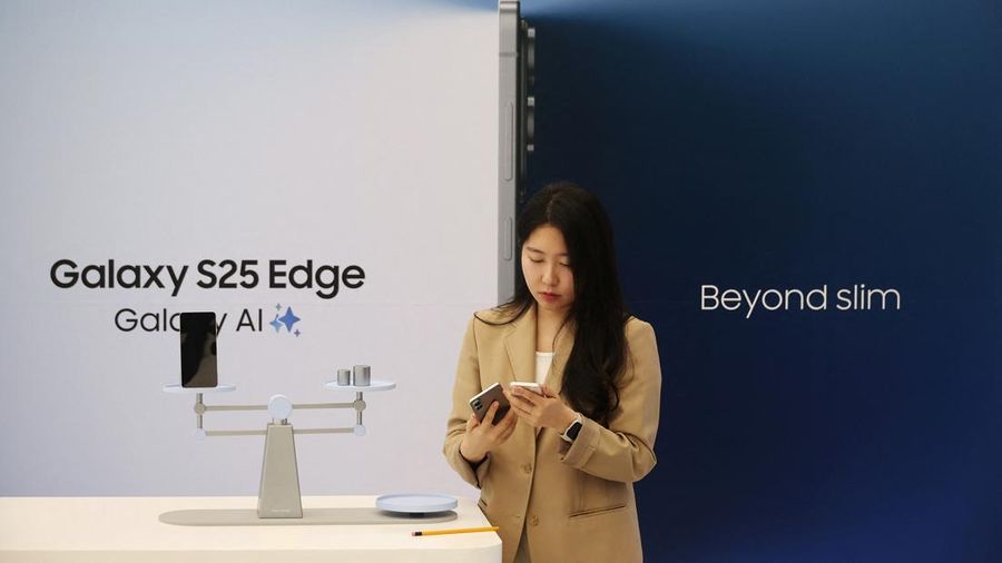 A reporter tries out a Samsung Electronics’ Galaxy S25 Edge during an event at its store in Seoul, South Korea, May 13, 2025.    REUTERS/Kim Hong-Ji