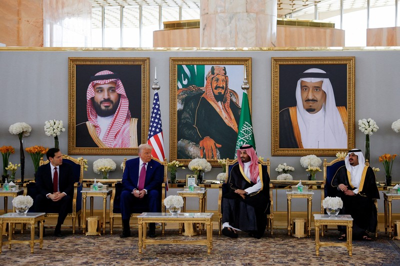 USA-TRUMP/GULF-SAUDI Jet tempur Saudi mengawal Air Force One yang membawa Presiden AS Donald Trump saat mendekati Bandara Internasional Raja Khalid di Riyadh, Arab Saudi, 13 Mei 2025. REUTERS/Brian Snyder