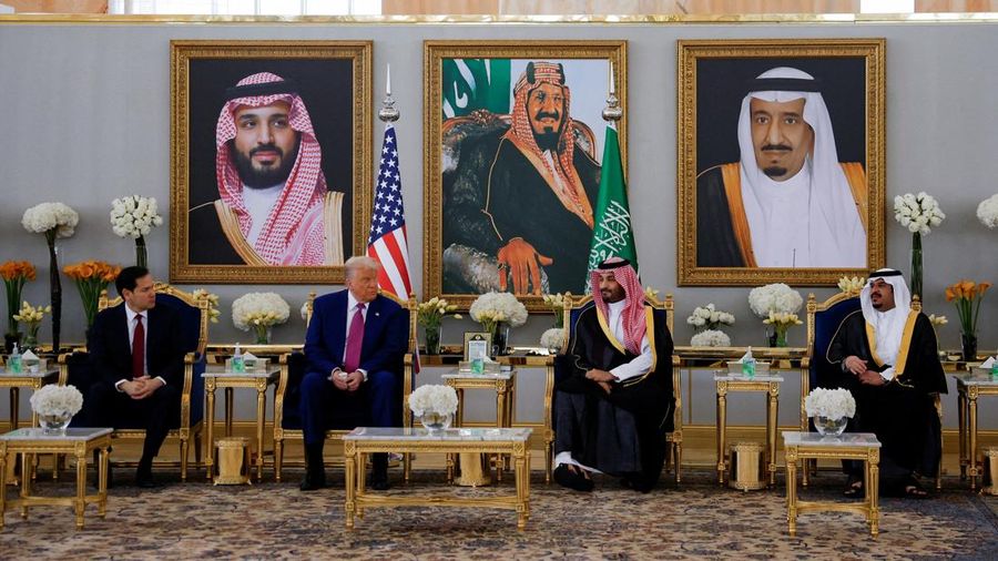 Jet tempur Saudi mengawal Air Force One yang membawa Presiden AS Donald Trump saat mendekati Bandara Internasional Raja Khalid di Riyadh, Arab Saudi, 13 Mei 2025. REUTERS/Brian Snyder
