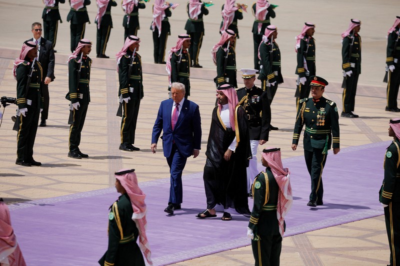 USA-TRUMP/GULF-SAUDI Jet tempur Saudi mengawal Air Force One yang membawa Presiden AS Donald Trump saat mendekati Bandara Internasional Raja Khalid di Riyadh, Arab Saudi, 13 Mei 2025. REUTERS/Brian Snyder