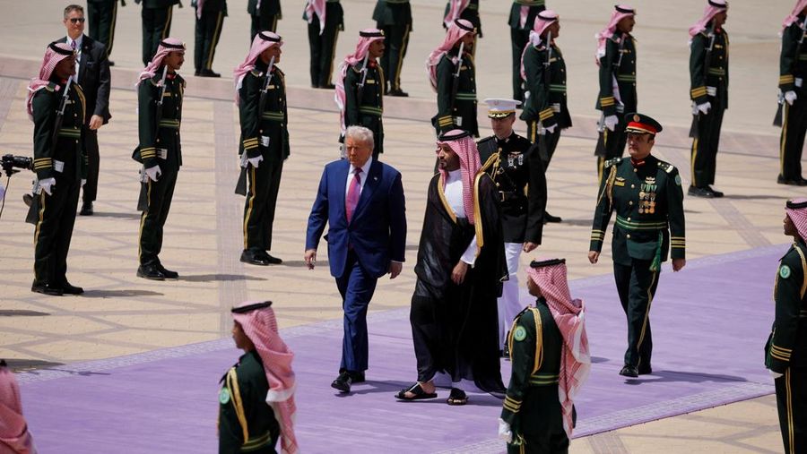 Jet tempur Saudi mengawal Air Force One yang membawa Presiden AS Donald Trump saat mendekati Bandara Internasional Raja Khalid di Riyadh, Arab Saudi, 13 Mei 2025. REUTERS/Brian Snyder