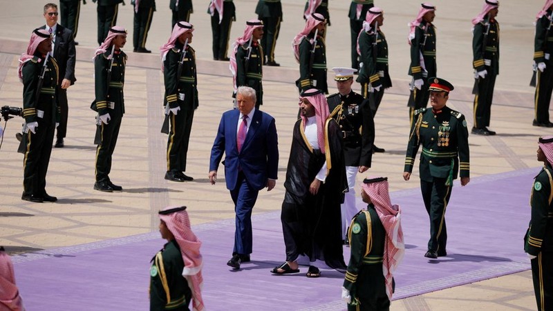 Jet tempur Saudi mengawal Air Force One yang membawa Presiden AS Donald Trump saat mendekati Bandara Internasional Raja Khalid di Riyadh, Arab Saudi, 13 Mei 2025. REUTERS/Brian Snyder