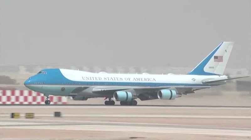 USA-TRUMP/GULF-SAUDI Jet tempur Saudi mengawal Air Force One yang membawa Presiden AS Donald Trump saat mendekati Bandara Internasional Raja Khalid di Riyadh, Arab Saudi, 13 Mei 2025. REUTERS/Brian Snyder