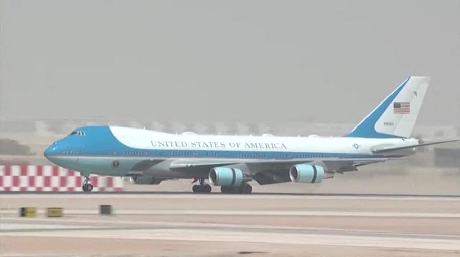 Jet tempur Saudi mengawal Air Force One yang membawa Presiden AS Donald Trump saat mendekati Bandara Internasional Raja Khalid di Riyadh, Arab Saudi, 13 Mei 2025. REUTERS/Brian Snyder