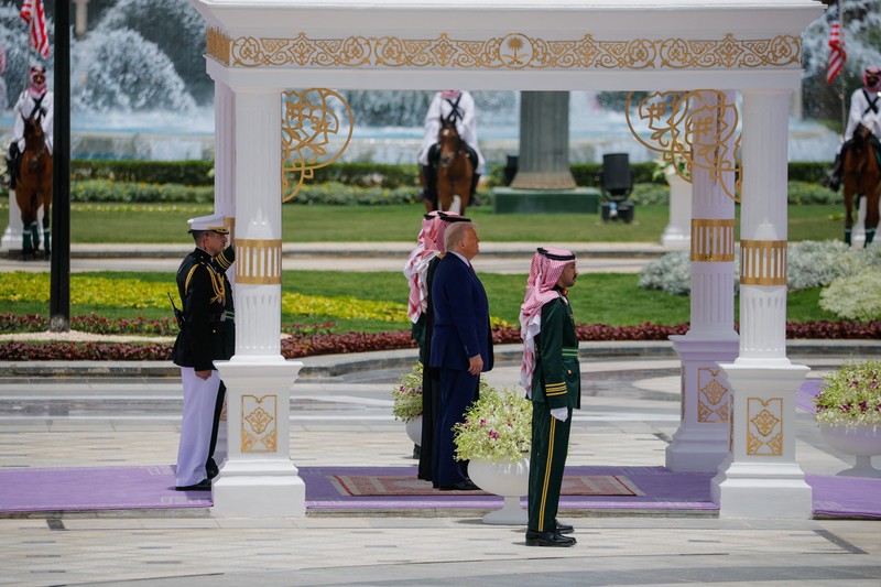 USA-TRUMP/GULF-SAUDI Jet tempur Saudi mengawal Air Force One yang membawa Presiden AS Donald Trump saat mendekati Bandara Internasional Raja Khalid di Riyadh, Arab Saudi, 13 Mei 2025. REUTERS/Brian Snyder