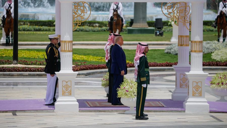 Jet tempur Saudi mengawal Air Force One yang membawa Presiden AS Donald Trump saat mendekati Bandara Internasional Raja Khalid di Riyadh, Arab Saudi, 13 Mei 2025. REUTERS/Brian Snyder