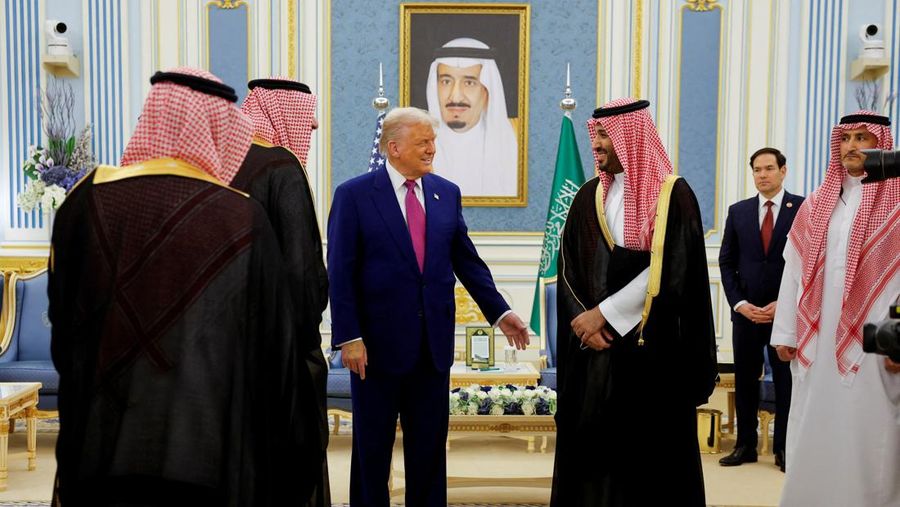 Jet tempur Saudi mengawal Air Force One yang membawa Presiden AS Donald Trump saat mendekati Bandara Internasional Raja Khalid di Riyadh, Arab Saudi, 13 Mei 2025. REUTERS/Brian Snyder