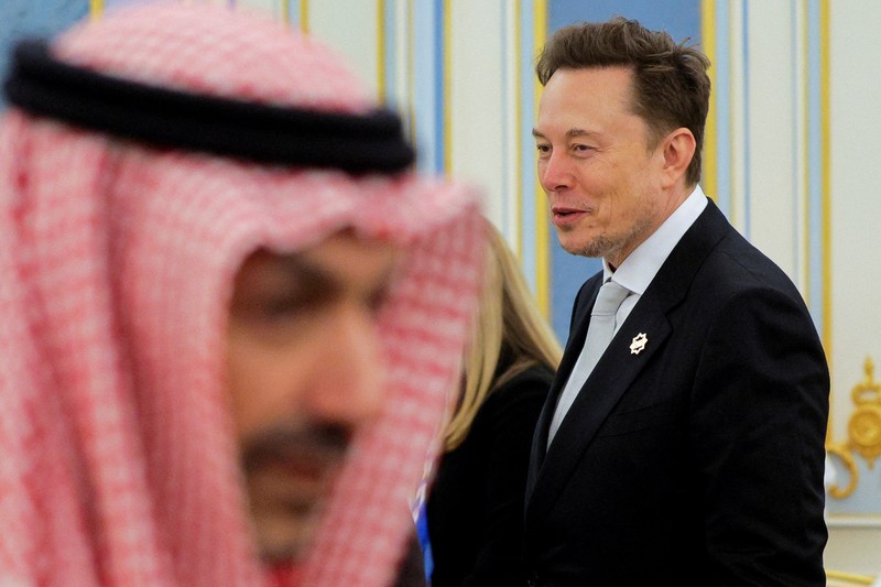 USA-TRUMP/GULF-SAUDI Jet tempur Saudi mengawal Air Force One yang membawa Presiden AS Donald Trump saat mendekati Bandara Internasional Raja Khalid di Riyadh, Arab Saudi, 13 Mei 2025. REUTERS/Brian Snyder