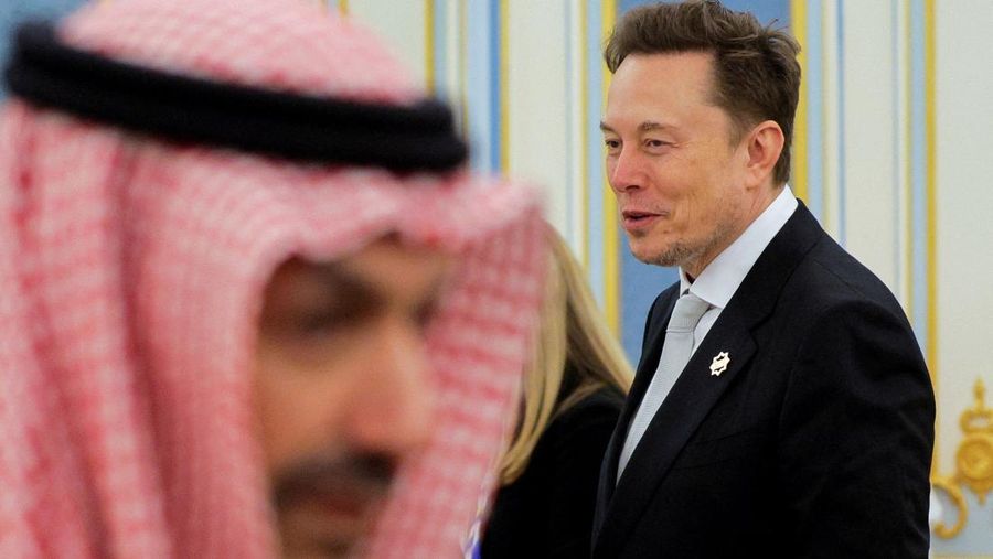 Jet tempur Saudi mengawal Air Force One yang membawa Presiden AS Donald Trump saat mendekati Bandara Internasional Raja Khalid di Riyadh, Arab Saudi, 13 Mei 2025. REUTERS/Brian Snyder