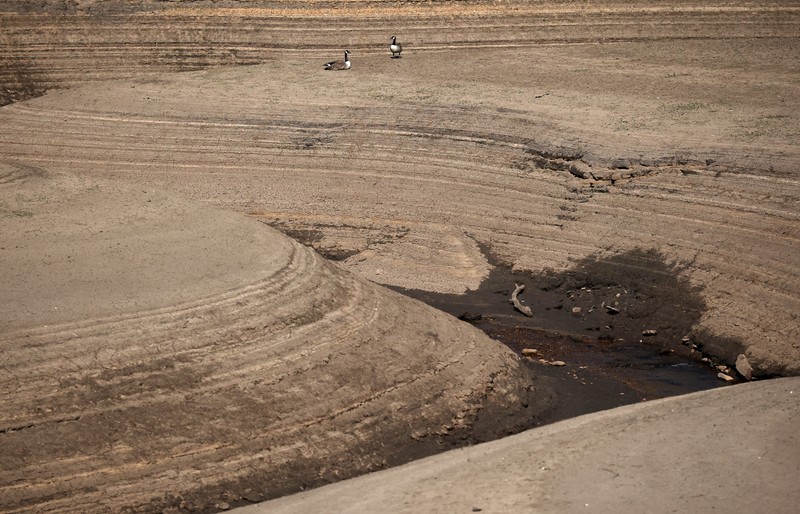 Pemandangan drone menunjukkan kendaraan menggunakan jembatan untuk melewati bagian Waduk Woodhead yang sebagian kering setelah periode panjang tanpa hujan, yang mengakibatkan turunnya permukaan air, dekat Tintwistle, Inggris, 13 Mei 2025. Pemandangan drone menunjukkan kendaraan menggunakan jembatan untuk melewati bagian Waduk Woodhead yang sebagian kering setelah periode panjang tanpa hujan, yang mengakibatkan turunnya permukaan air, dekat Tintwistle, Inggris, 13 Mei 2025. (REUTERS/Phil Noble)