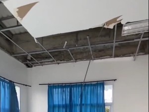 Video: Belum 2 Tahun, Atap Puskesmas Seharga Rp 4,2 M di Jombang Ambrol Timpa Pasien