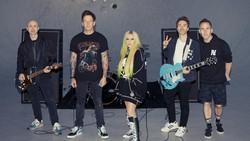 Young & Dumb Refleksi Masa Muda Avril Lavigne-Simple Plan