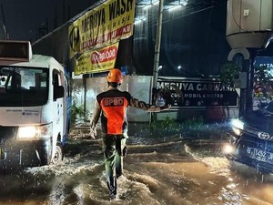 Banjir di Kolong Tol Meruya Jakbar Surut, Kendaraan Sudah Bisa Melintas