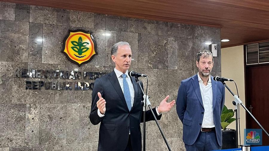 Duta Besar Belanda untuk Indonesia, Marc Gerritsen bersama Kepala Bagian Pertanian Kedubes Belanda, Joost van Uum saat ditemui usai pertemuan dengan Menteri Pertanian (Mentan) RI Amran Sulaiman, di kantor Kementan RI, Jakarta, Rabu (14/5/2025). (CNBC Indonesia/Martyasari Rizky)