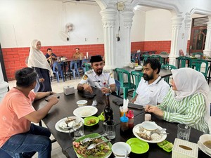 Mualem Tiba di Aceh Usai Cek Kesehatan, Nikmati Sop di Langsa