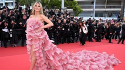 Heidi Klum Langgar Aturan Busana Cannes Film Festival, Pakai Gaun Ekor Panjang