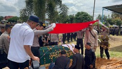Ipda Almu Jamil yang Tewas Tertimpa Pohon Dimakamkan Secara Kedinasan