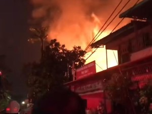 Video: 17 Mobil Damkar Diterjunkan Padamkan Kebakaran Rumah di Cipinang