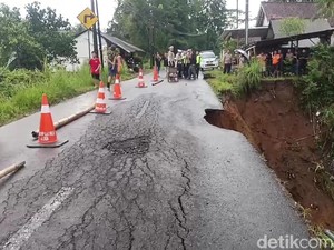 Jalan Raya Mangunreja-Sukaraja Tasikmalaya Ditutup gegara Longsor