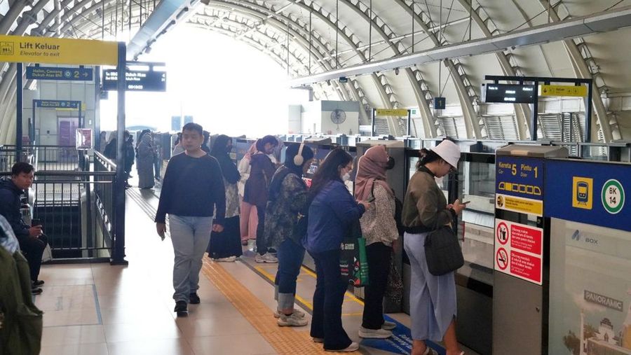 LRT Jabodebek mencatat kinerja positif selama periode libur panjang Hari Raya Waisak dan cuti bersama yang berlangsung selama empat hari berturut-turut mulai dari Sabtu (10/5) hingga Selasa (13/5). (Dok. Humas LRT Jabodebek)