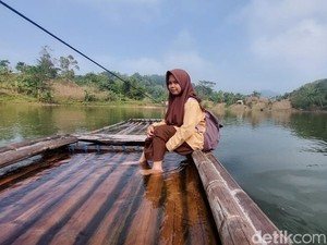 Jalan Terjal Nera Menuntut Ilmu: Naik Turun Bukit-Seberangi Sungai