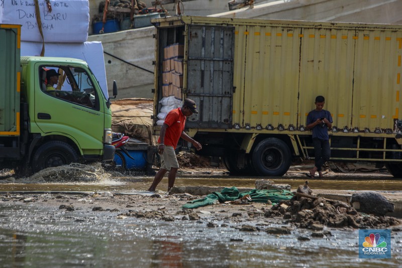 Pekerja menggunakan menyelesaikan perbaikan tanggul di Pelabuhan Sunda Kelapa, Penjaringan, Jakarta Utara, Rabu (14/5/2025). (CNBC Indonesia/Faisal Rahman) Pekerja menggunakan menyelesaikan perbaikan tanggul di Pelabuhan Sunda Kelapa, Penjaringan, Jakarta Utara, Rabu (14/5/2025). (CNBC Indonesia/Faisal Rahman)