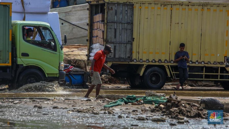 Pekerja menggunakan menyelesaikan perbaikan tanggul di Pelabuhan Sunda Kelapa, Penjaringan, Jakarta Utara, Rabu (14/5/2025). (CNBC Indonesia/Faisal Rahman) Pekerja menggunakan menyelesaikan perbaikan tanggul di Pelabuhan Sunda Kelapa, Penjaringan, Jakarta Utara, Rabu (14/5/2025). (CNBC Indonesia/Faisal Rahman)