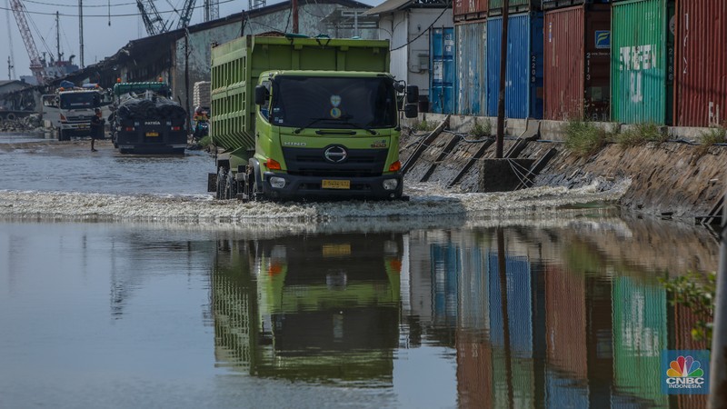 Pekerja menggunakan menyelesaikan perbaikan tanggul di Pelabuhan Sunda Kelapa, Penjaringan, Jakarta Utara, Rabu (14/5/2025). (CNBC Indonesia/Faisal Rahman)