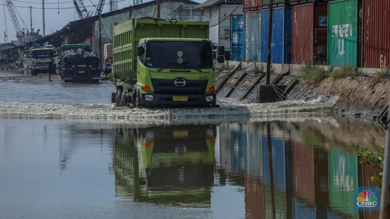 Pekerja menggunakan menyelesaikan perbaikan tanggul di Pelabuhan Sunda Kelapa, Penjaringan, Jakarta Utara, Rabu (14/5/2025). (CNBC Indonesia/Faisal Rahman)