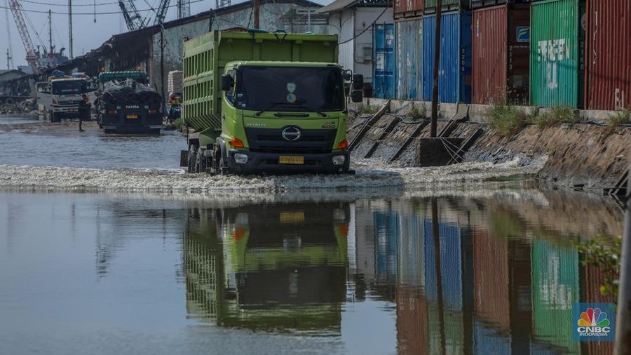 Pekerja menggunakan menyelesaikan perbaikan tanggul di Pelabuhan Sunda Kelapa, Penjaringan, Jakarta Utara, Rabu (14/5/2025). (CNBC Indonesia/Faisal Rahman) Pekerja menggunakan menyelesaikan perbaikan tanggul di Pelabuhan Sunda Kelapa, Penjaringan, Jakarta Utara, Rabu (14/5/2025). (CNBC Indonesia/Faisal Rahman)