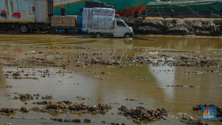 Pekerja menggunakan menyelesaikan perbaikan tanggul di Pelabuhan Sunda Kelapa, Penjaringan, Jakarta Utara, Rabu (14/5/2025). (CNBC Indonesia/Faisal Rahman)