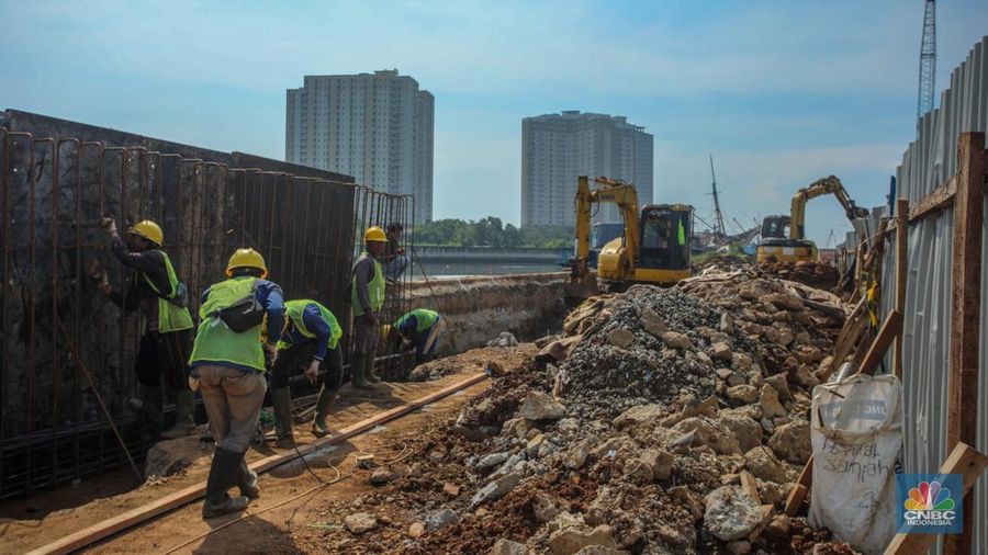 Pekerja menggunakan menyelesaikan perbaikan tanggul di Pelabuhan Sunda Kelapa, Penjaringan, Jakarta Utara, Rabu (14/5/2025). (CNBC Indonesia/Faisal Rahman)