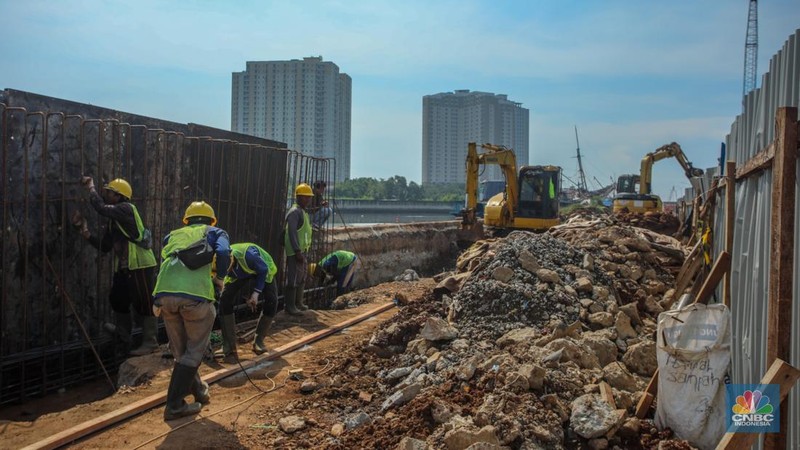 Pekerja menggunakan menyelesaikan perbaikan tanggul di Pelabuhan Sunda Kelapa, Penjaringan, Jakarta Utara, Rabu (14/5/2025). (CNBC Indonesia/Faisal Rahman)