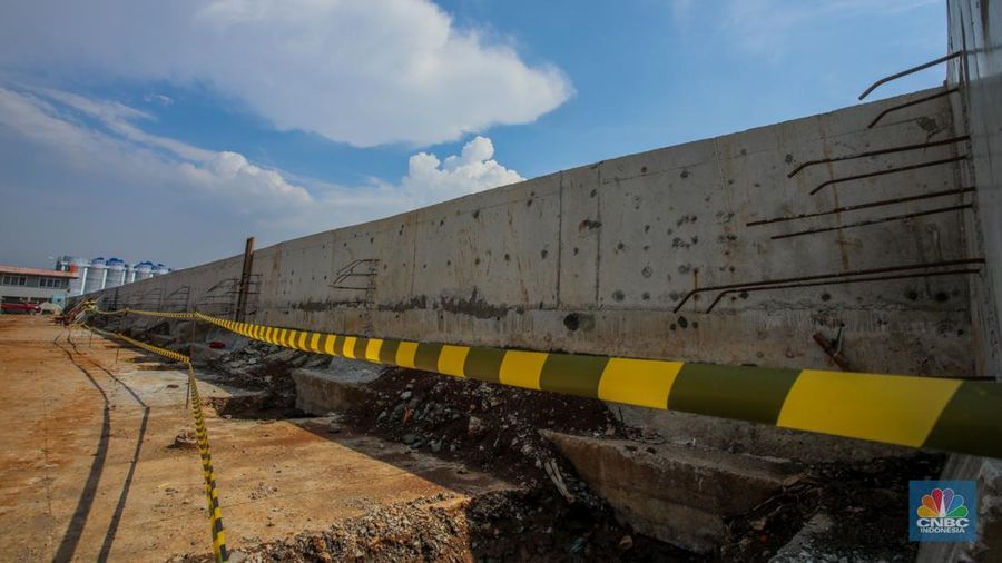 Pekerja menggunakan menyelesaikan perbaikan tanggul di Pelabuhan Sunda Kelapa, Penjaringan, Jakarta Utara, Rabu (14/5/2025). (CNBC Indonesia/Faisal Rahman) Pekerja menggunakan menyelesaikan perbaikan tanggul di Pelabuhan Sunda Kelapa, Penjaringan, Jakarta Utara, Rabu (14/5/2025). (CNBC Indonesia/Faisal Rahman)