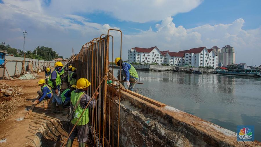 Pekerja menggunakan menyelesaikan perbaikan tanggul di Pelabuhan Sunda Kelapa, Penjaringan, Jakarta Utara, Rabu (14/5/2025). (CNBC Indonesia/Faisal Rahman) Pekerja menggunakan menyelesaikan perbaikan tanggul di Pelabuhan Sunda Kelapa, Penjaringan, Jakarta Utara, Rabu (14/5/2025). (CNBC Indonesia/Faisal Rahman)